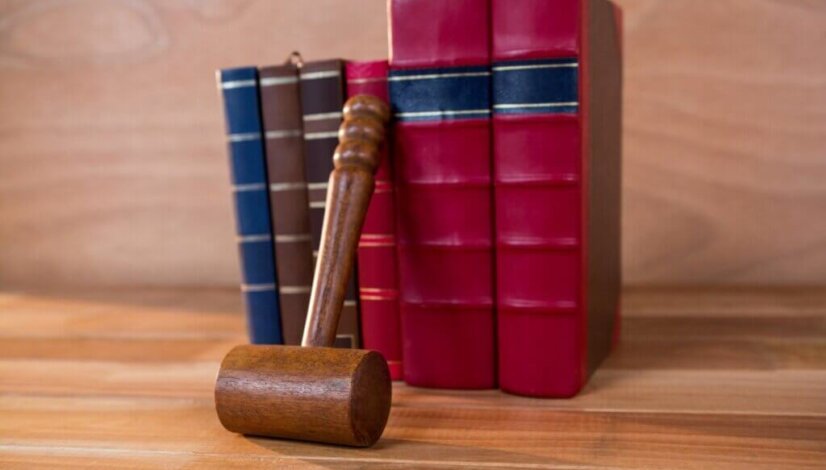 judges-gavel-with-books_1252-735