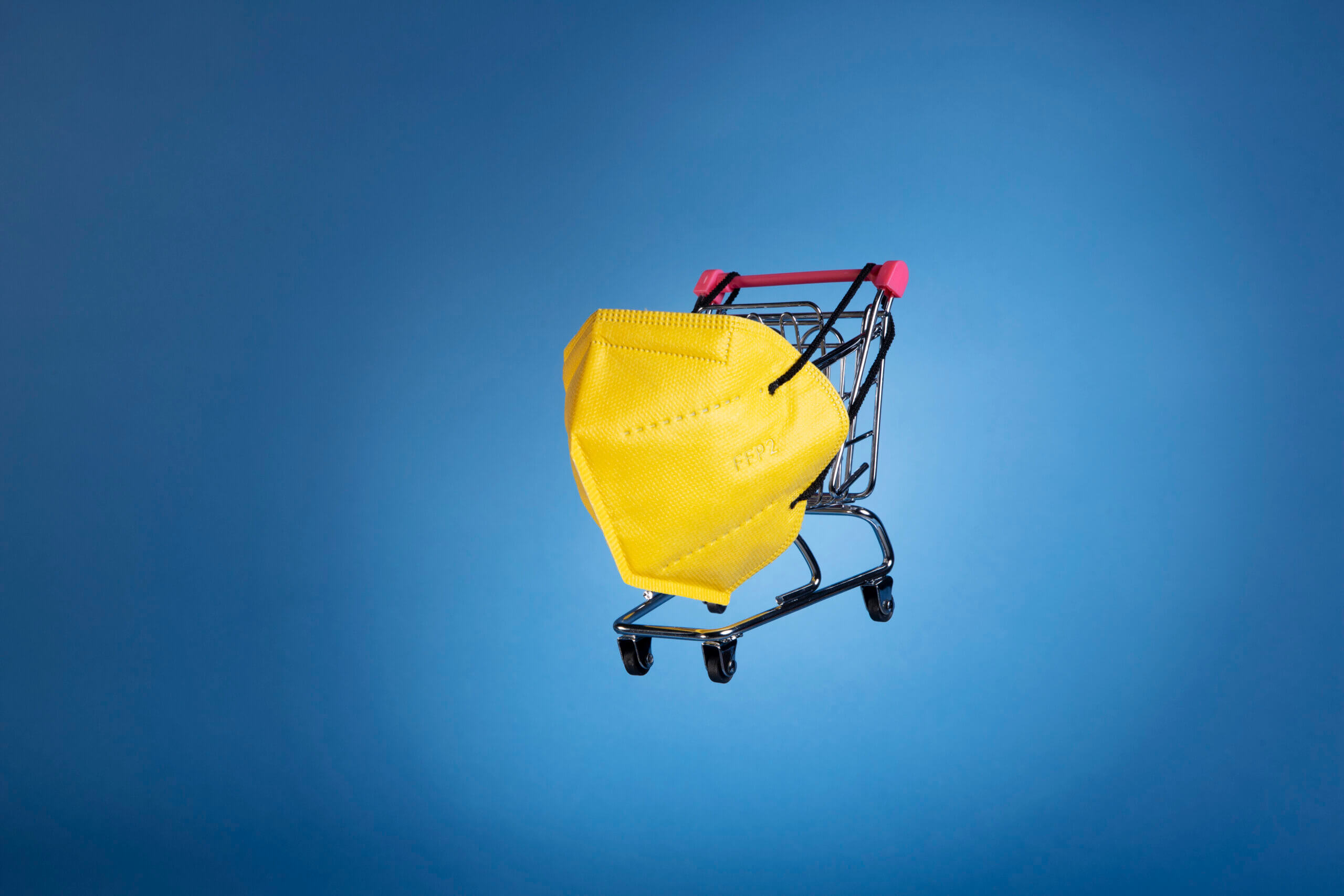yellow-ffp2-mask-shopping-cart-scaled.jpg