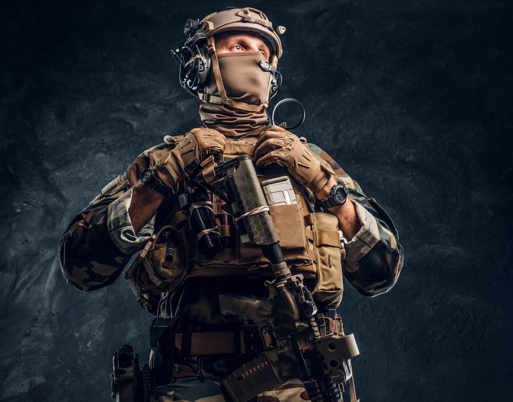 elite-unit-special-forces-soldier-camouflage-uniform-studio-photo-against-dark-textured-wall_613910-20251.jpg